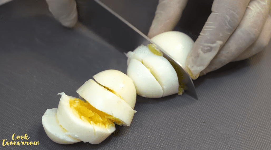 تکه کردن تخم مرغ آب پز شده