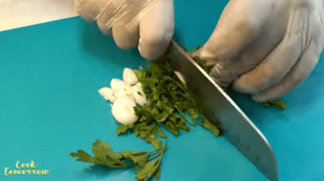 ریز کردن سبزی تازه جعفری و پیازچه