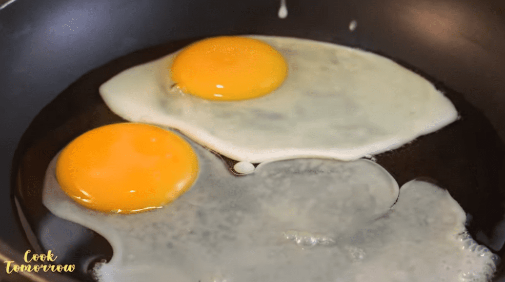 تخم مرغ سرخ شده در تابه