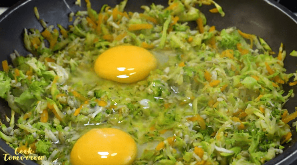 مراحل پخت غذای کره ای رولت تخم مرغ سبزیجات