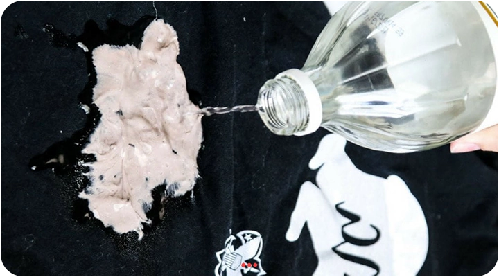 روش پاک کردن خمیر اسلایم از روی لباس با سرکه
