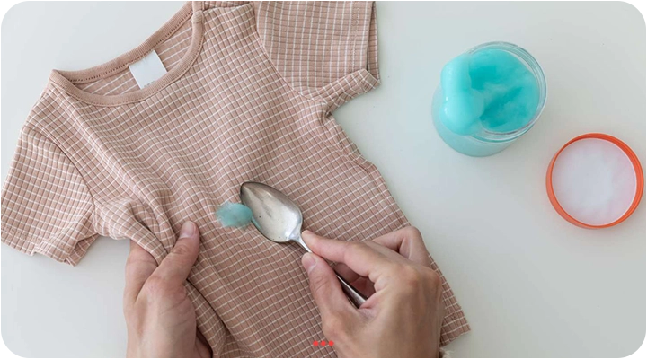 کمک گرفتن از صابون ظرفشویی برای اسلایم روی لباس